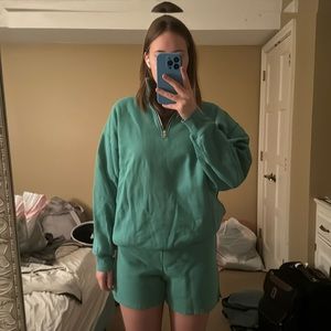 Matching TNA green set (sweatshirt + sweatshorts)